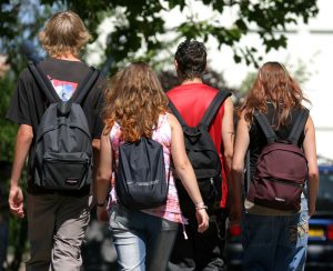 Lycéens qui vont au lycée